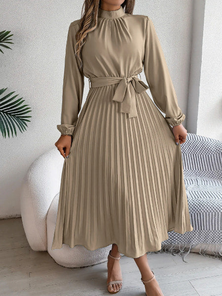 Robe de cocktail mi-longue avec manches